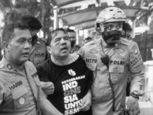 Berita Terbaru: Pegiat media sosial Ade Armando dikabarkan babak belur dihajar massa saat demo mahasiswa, Senin (11/4/2022) di depa gedung DPR RI