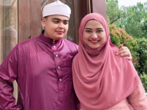 Ameer Azzikra dan istrinya