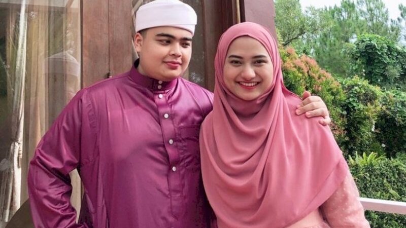 Ameer Azzikra dan istrinya