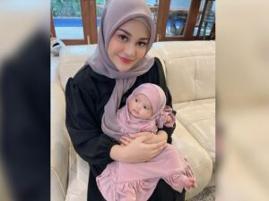 Berita artis: Manisnya senyum anak pertama pasangan Aurel Hermansyah dan Atta Halilintar, yakni Ameena mampu buat netizen meleleh.