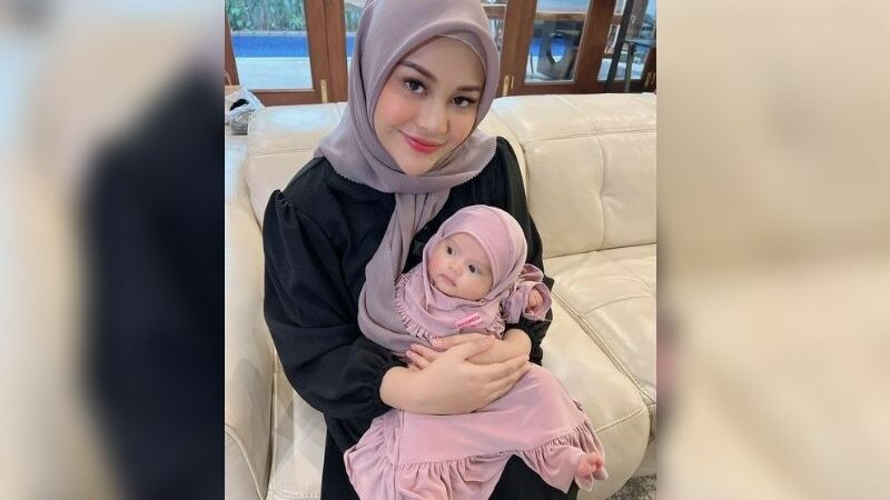 Berita artis: Manisnya senyum anak pertama pasangan Aurel Hermansyah dan Atta Halilintar, yakni Ameena mampu buat netizen meleleh.