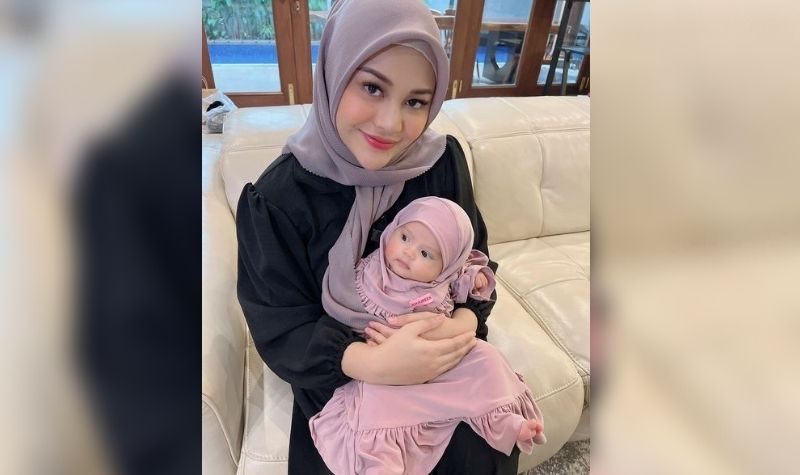 Berita artis: Manisnya senyum anak pertama pasangan Aurel Hermansyah dan Atta Halilintar, yakni Ameena mampu buat netizen meleleh.