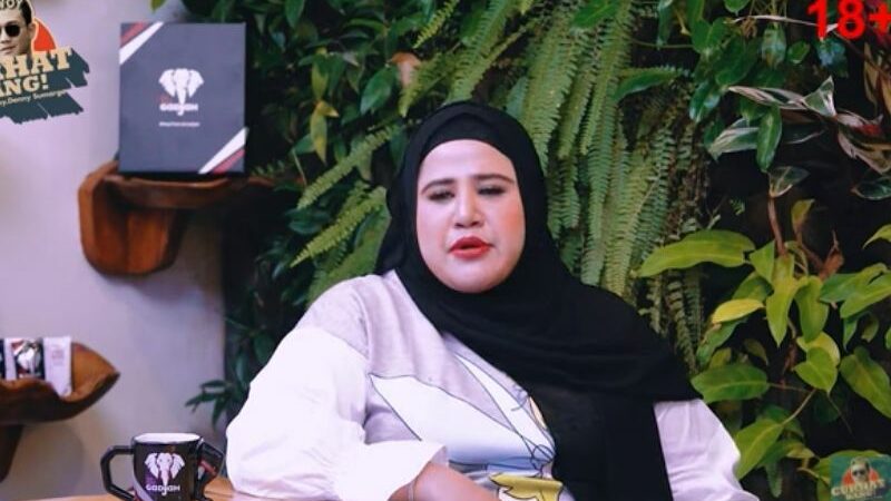 Berita artis: Sempat terjerat kasus narkoba, Dhawiya Zaida merasa sangat sedih mengingat ucapan-ucapan netizen bagi orang tuanya.