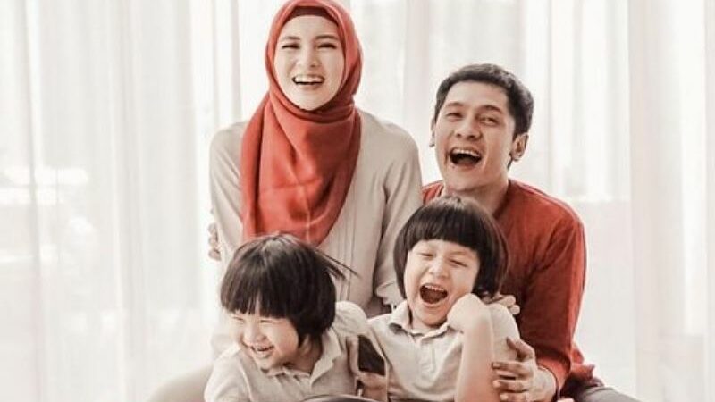 Berita artis: Lucunya tingkah Adi Nugroho yang beri kode agar disuapi oleh sang istri buat warganet merasa terhibur.