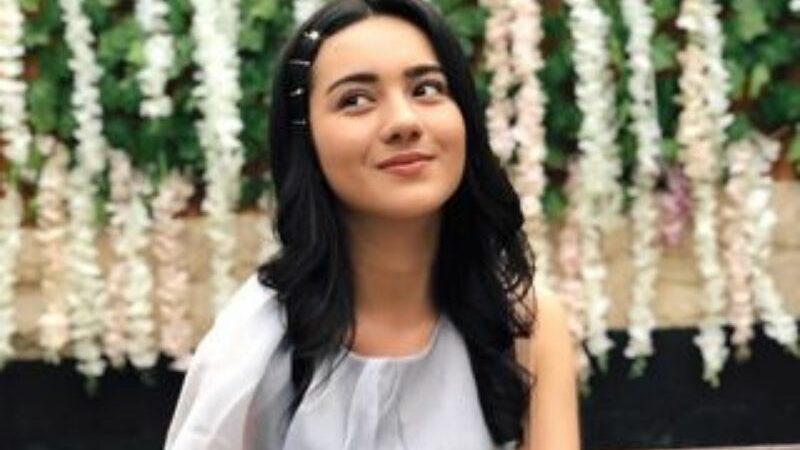 Berita artis: Penampilan artis Ersya Aurelia disebut mirip bidadari oleh netizen saat mengenakan gaun putih gading.