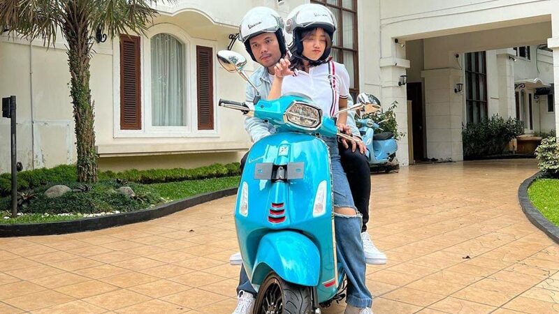 Berita artis: Netizen sampai gemas lihat eksprsi Thariq Halilintar ketika kekasihnya, Fuji malah asik sendiri dengan ponsel dan cuek terhadnya.