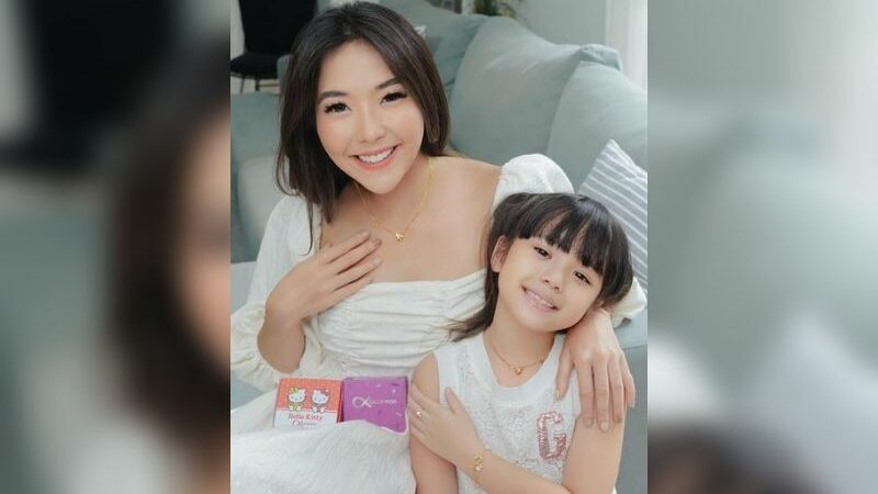 Hanya liburan berdua dengan putri cantiknya, Gisella Anastasia merasa jika Gempi terlihat lebih manis karena jadi anak penurut.