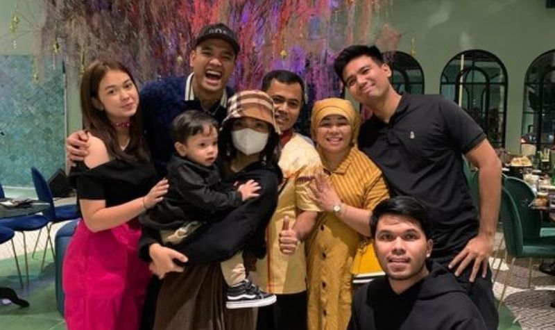 Berita artis: Haji Faisal rayakan pertamambahan usia bareng keluarga, netizen salfok apda wajah Tahriq Halilintar yang mirip dengannya.