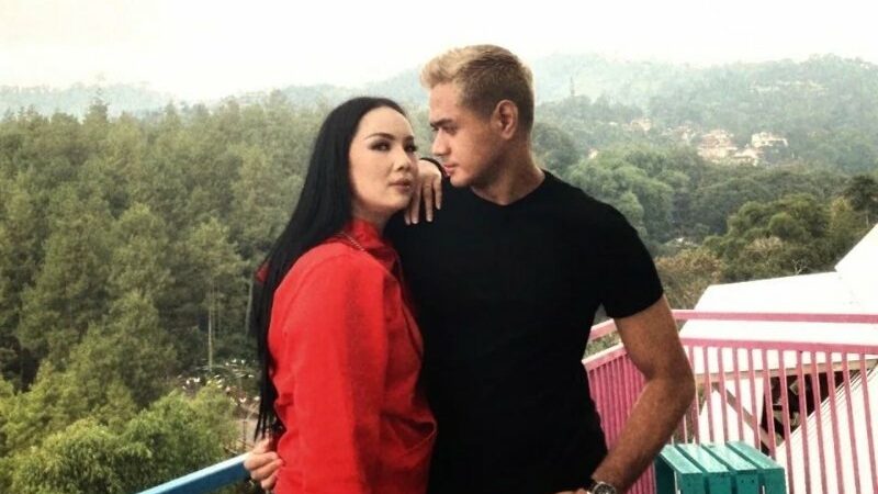 Berita artis: Kalina Ocktaranny dan pacar barunya, Ricky W Miraza pamer kemesraan di media sosial.