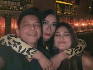 Berita artis: Banyak netizen yang berterima kasih pada Aming yang sudah bisa mempertemukan Luna Maya dan Areil NOAH untuk foto bareng lagi.