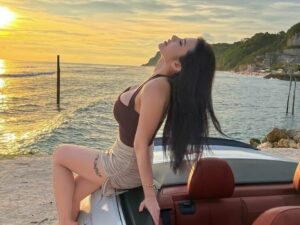 Berita artis: Unggah foto seksi di pinggi pantai, netizen berikan pujian pada foto Maria Vania yang disebut sebagai pemandangan indah.