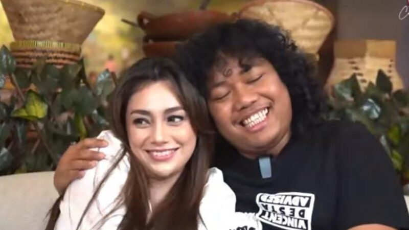 Berita artis: Celine Evangelista memanggil Marshel dengan sebutan ayah, hal itu pun membuat Marshel terkejut sekaligus senang mendengarnya.