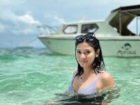 Berita artis: Naysilla Mirdad dijuluki netizen sebagai wanita pemberani karena berani diving di goa untuk pertama kalinya.