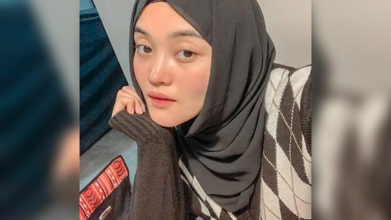Berita artis: Putri Delina unggah momen rayakan ulang tahun ke-21 tahun, netizen justru pertanyakan keberadaan Rizwan Fadilah.