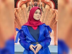Berita artis: Begini pengakuan Putri Isnari yang kini terlibat cinta lokasi atau cinlok bersama seorang pria namun bertepuk sebelah tangan.
