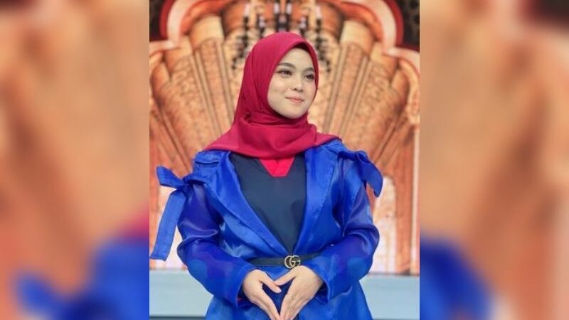 Berita artis: Begini pengakuan Putri Isnari yang kini terlibat cinta lokasi atau cinlok bersama seorang pria namun bertepuk sebelah tangan.