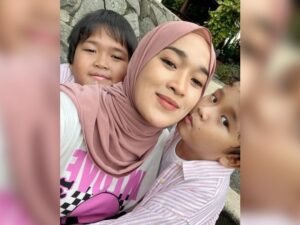 Berita artis: Harus mencari nafkah seorang diri, netizen puji anak Ririe Fairuz dengan kemampuan acting yang baik membantu sang ibu.