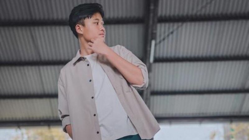 Berita artis: Begini jawaban santai Rizwan Fadilah saat ditanya perasaannya menghadapi sejumlah fans fanatic buat host kesal.