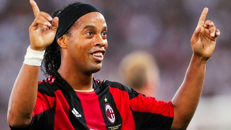 Berita Bola: Ronaldinho mengatakan sudah saatnya AC Milan kembali meraih Scudetto Liga Italia pada musim ini