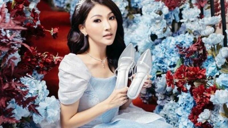 Berita artis: Launching produk berupa sepatu kaca, netizen pangling dengan penampilan Sarwendah yang mirip Cinderella.