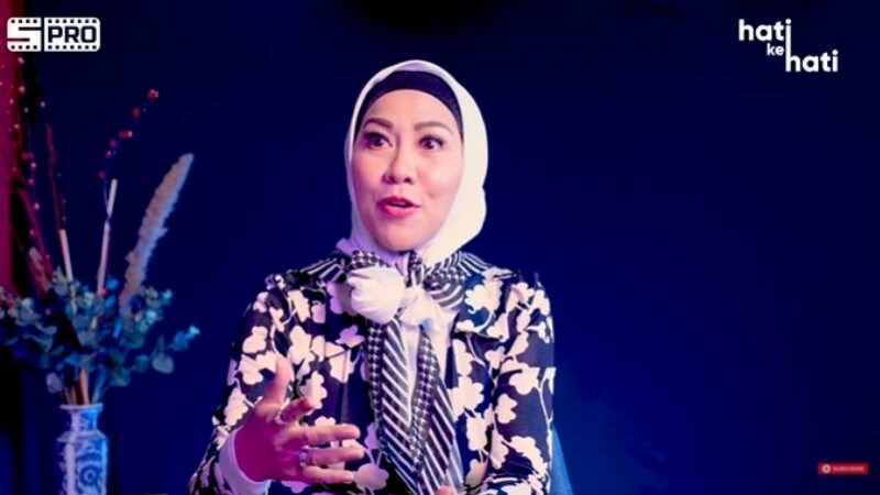 Berita artis: Aduh romantisnya, begini cerita Venna Melinda jadian dengan Ferrry Irawan usai menjalani ibadah salat bersama.