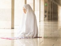 Berita terbaru: Salat Tarawih umumnya dilaksanakan secara berjamaa di Masjid, namun untuk seorang wanita dalam menjaga auratnya, sebaiknya Salat di Masjid atau di rumah saja?