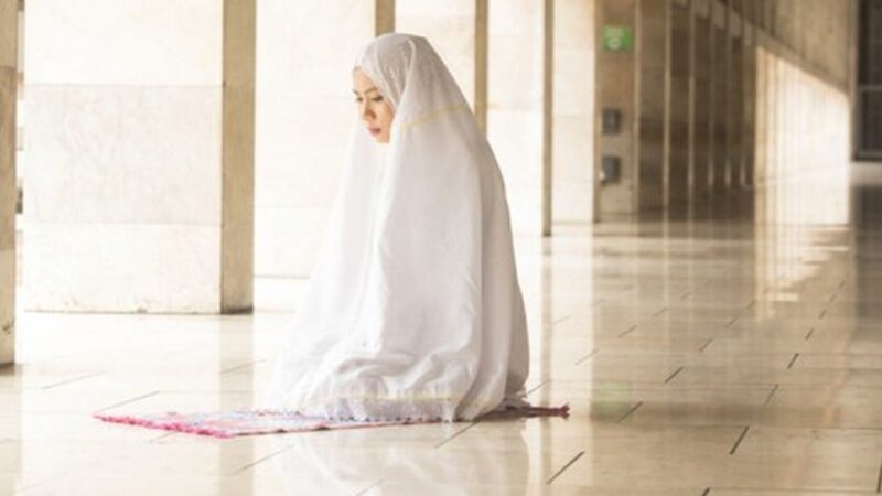 Berita terbaru: Salat Tarawih umumnya dilaksanakan secara berjamaa di Masjid, namun untuk seorang wanita dalam menjaga auratnya, sebaiknya Salat di Masjid atau di rumah saja?