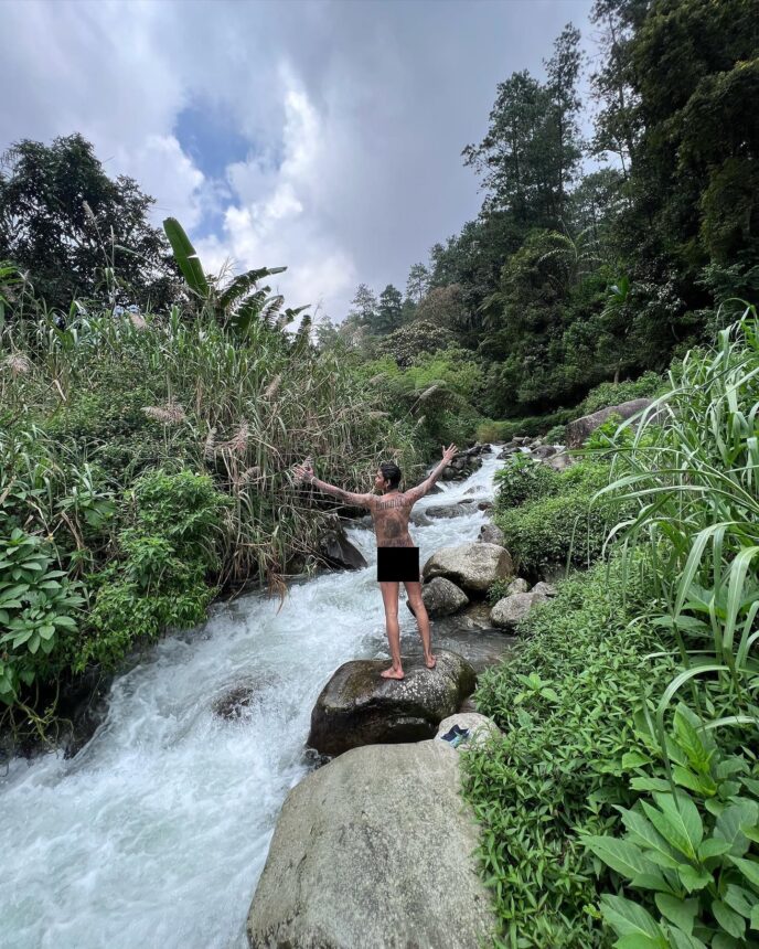 Unggah Foto Tanpa Busana di Medsos, Young Lex: Konsepnya Manusia Bebas 2 Lampiran Gambar