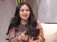 Berita artis: Mutia Ayu selalu berupaya mengenalkan sang anak pada sosok Glenn Fredly lewat lagu serta foto sang ayah.