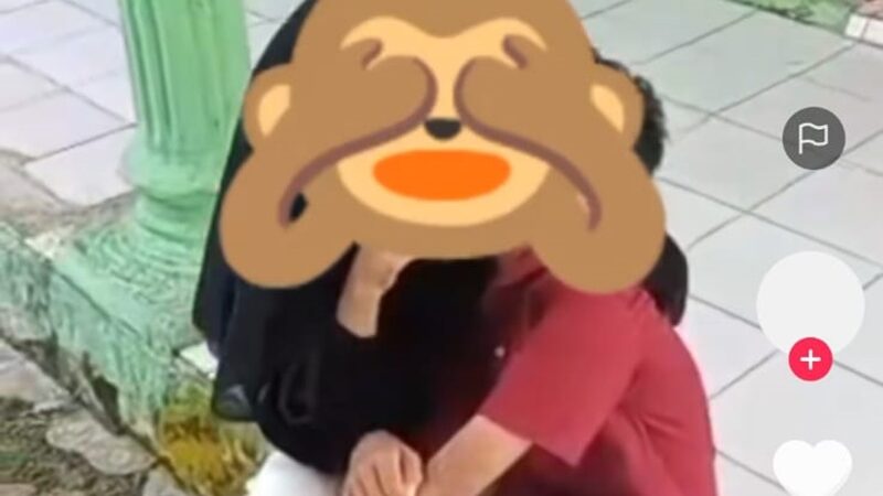 Berita terbaru: Sepasang remaja tanpa rasa malu nekat melakukan ciuman di tempat umum, videonya pun kini viral di media sosial, Minggu (22/5/2022).