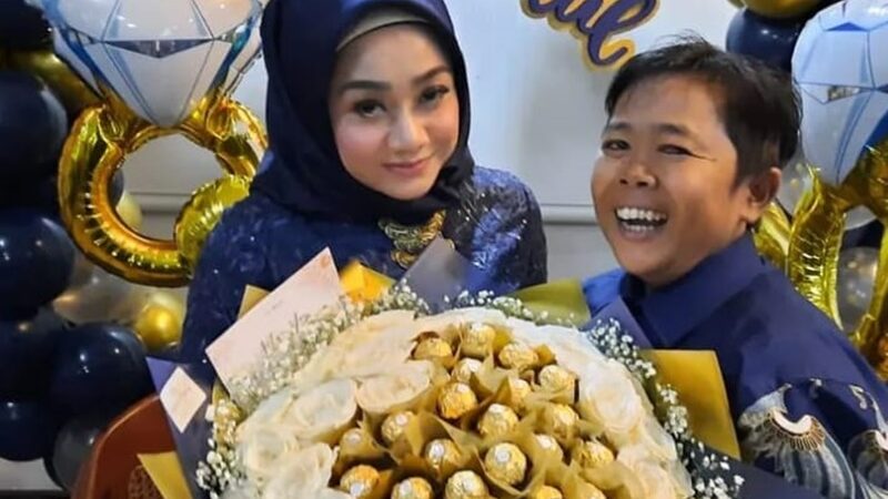 Berita artis: Komedian Adul belum lama ini hebohkan warganet dengan unggahan di akun Tiktoknya yang mengunggah video lamaran dengan seorang wanita.