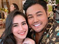 Berita artis: Ivan Gunawan secara terang-terangan mengungkapkan bahwa dirinya belum ingin menikah sekali pun dengan artis cantik Ayu Ting Ting.