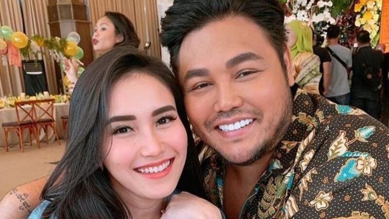 Berita artis: Ivan Gunawan secara terang-terangan mengungkapkan bahwa dirinya belum ingin menikah sekali pun dengan artis cantik Ayu Ting Ting.