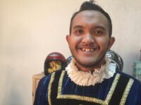 Berita artis: Caesar yang terkenal dengan goyangan hebohnya belum lama ini hebohkan warganet dengan aksinya yang lakukan live lebih dari 24 jam.