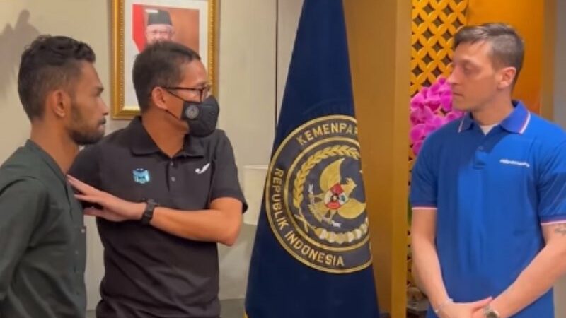 Sandi menyambut kedatangan mantan bintang Real Madrid dan Arsenal Mesut Ozil bersama anak angkat Cristiano Ronaldo, Martunis Ronaldo. [Instagram]