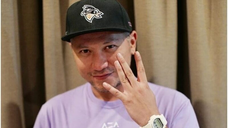 Berita artis: Gading Marten membuat netter salah fokus dengan tangannya yang tengah merangkul seorang wanita di hari ulang tahunnya.