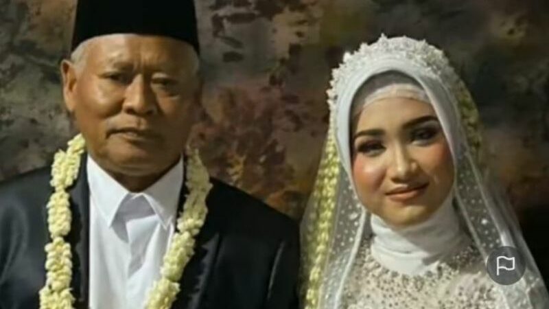 Berita terbaru: Seorang kakek-kakek menikahi seorang gadis perawan yang masih berusia 19 tahun, wanita itu pun malu-malu saat dicium si kakek.