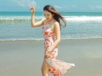 Berita artis: Natasha Wilona hebohkan jagat maya dengan aksi dirinya yang berjalan di tepi pantai dengan pakai mini dress yang memperlihatkan pesonanya.