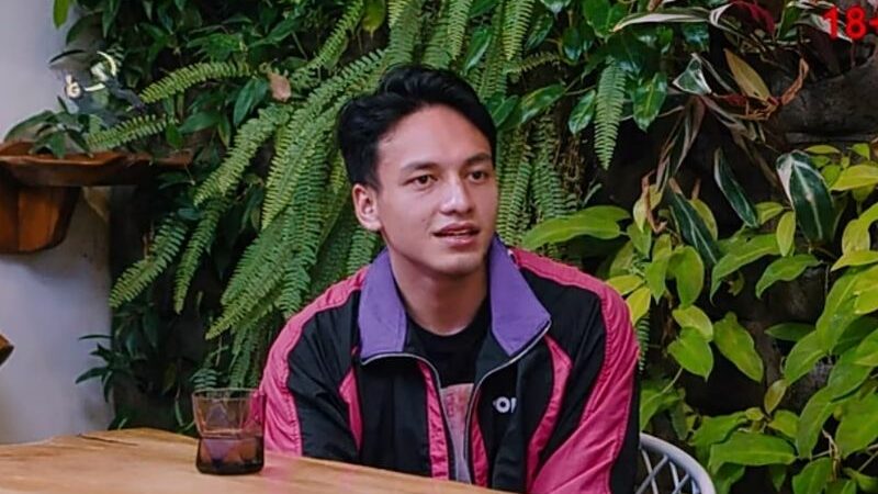 Berita artis: Blak-blakan, begini pengakuan dari Jefri Nichol saat harus peerankan adegan mesra dengan Wulan Guritno di salah satu film.