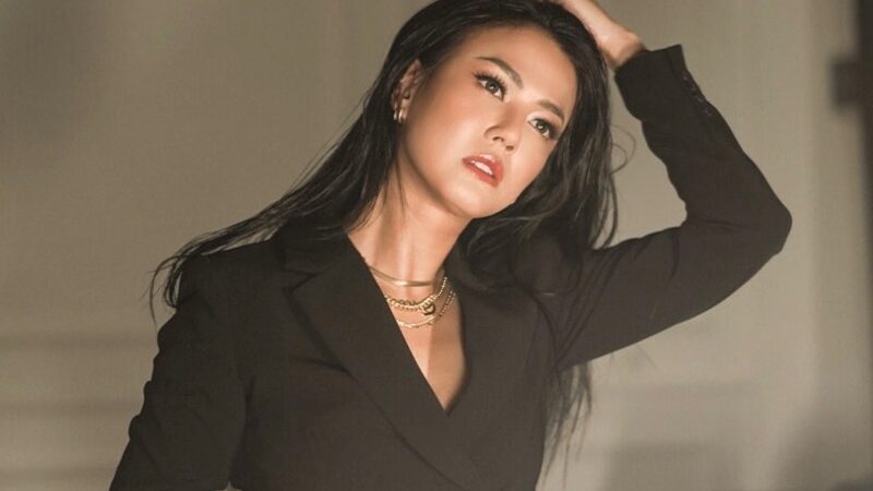 Berita artis: Nita Gunawan kembali hebohkan warganet dengan unggahan di akun Instagram pribadinya yang mengatkan sedang dimabuk rindu, Minggu (8/5/2022).