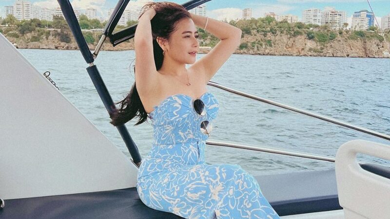 Berita artis: Prilly Latuconsina belum lama ini mengunggah potret seksi dirinya yang tengah berada di kapal yang berlayar di laut, pada Selasa (10/5/2022).