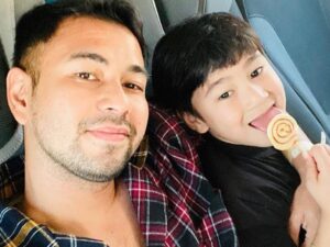 Berita artis: Raffi Ahmad kedapatan diperingatkan oleh putra kandungnya sendiri, Rafathar Malik Ahmad untuk tidak macam-macam pada wanita cantik.