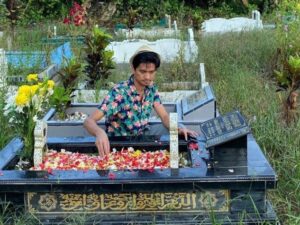 Berita artis: Ragil pergi berziarah ke makam ayahnya yang berada di Medan, ia pun meminta do'a dan restu di kuburan ayahnya tersebut.