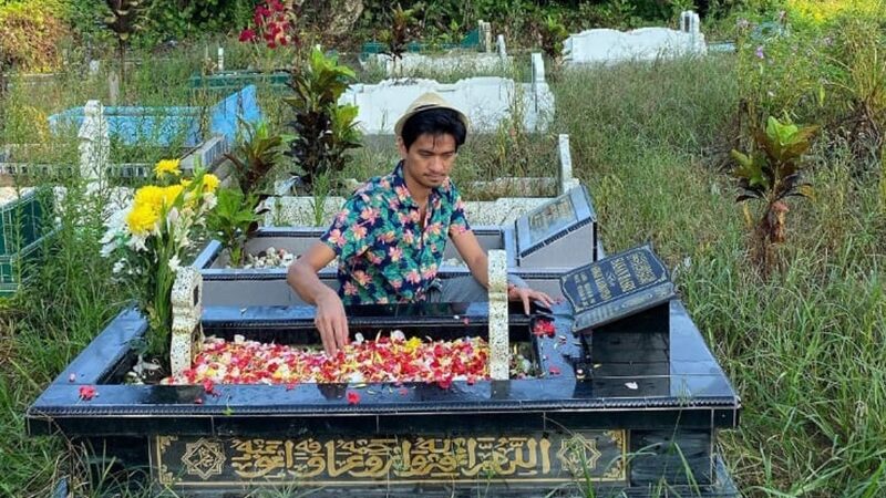 Berita artis: Ragil pergi berziarah ke makam ayahnya yang berada di Medan, ia pun meminta do'a dan restu di kuburan ayahnya tersebut.