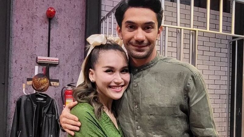 Berita artis: Aktor tampan Reza Rahadian tidak sungkan-sungkan mencium kening Ayu Ting Ting, mereka pun didoakan netizen agar berjodoh dan segera menikah.