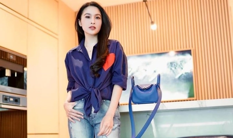 Berita artis: baru-baru ini nama Sandra Dewi mendadak trending di Twitter setelah membuka sesi QnA dengan pengikut Instagramnya.