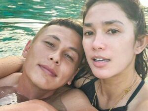 Berita artis: Ussy Sulistiawaty menuliskan pesan menyentuh untuk Andhika Pratama di hari Anniversary mereka yang sudah 15 tahun bersama.  