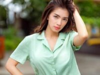 Berita artis: Unggah sebuah foto baru, penampilan dari model Angel Karamoy buat netizen merasa pusing saking cantiknya wanita ini.