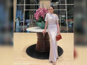 Berita artis: Biasa tampil tomboy, kali ini Fitri Salhuteru kenakan gaun malah buat netizen pangling akan kecantikannya.