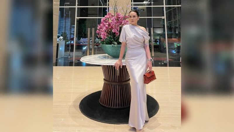 Berita artis: Biasa tampil tomboy, kali ini Fitri Salhuteru kenakan gaun malah buat netizen pangling akan kecantikannya.